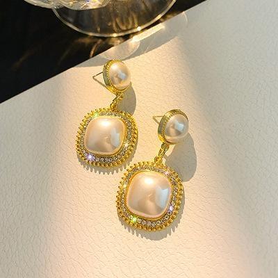 Barock inspirerade örhängen med pärlor och strass guld