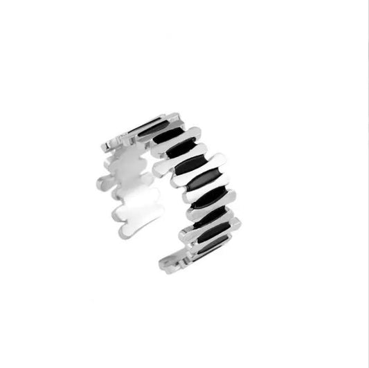 Dynamisk ring med svart och silver detaljer rostfritt stål