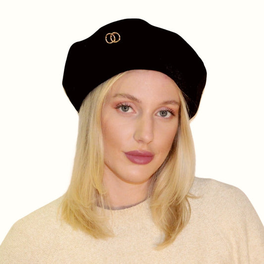 Exklusiv basker i lyxig stil svart med spänne i guld beret paris