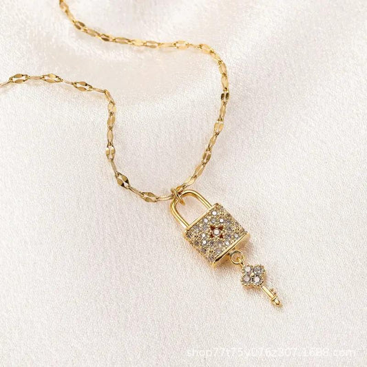 Gold-plated necklace chain with lock and key in rhinestones