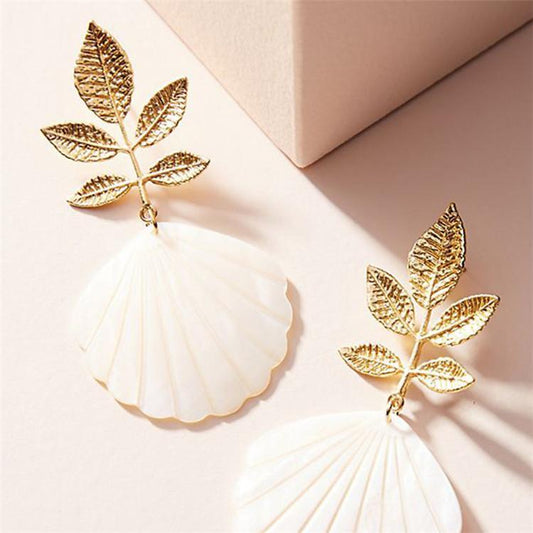 Gold-plated earring with seashells and leaves in gold