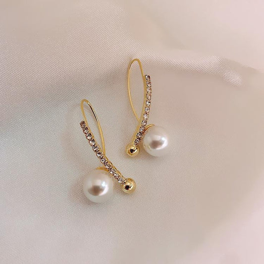 Gold-plated earring with rhinestones and pearls