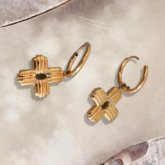 Noorzai Scandinavia - Örhängen med kors minimalistiska guld 18K