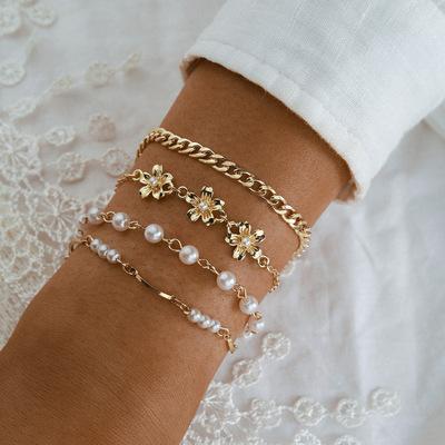 Set á 4 stk armband med pärlor, guld och blommor guld
