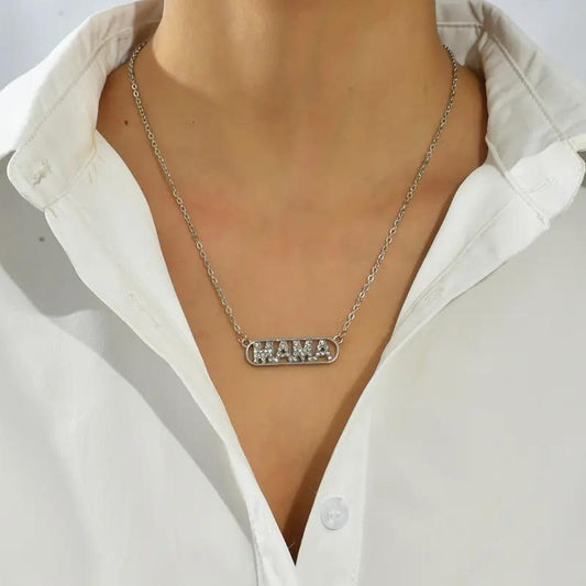 Silverfärgat halsband med ordet ''MAMA'' gåva till mamma strass