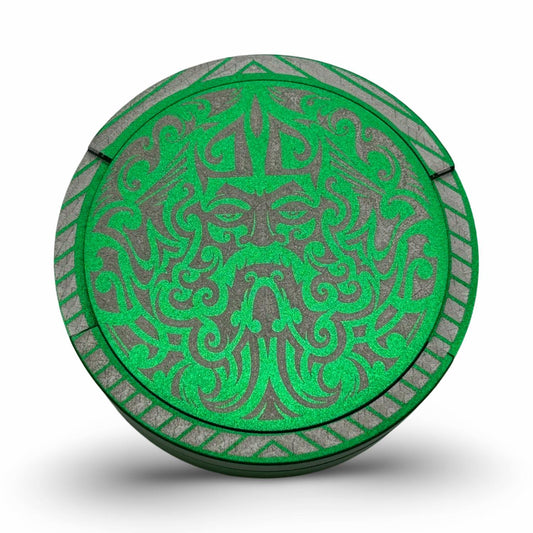 Snusdosa i grön aluminium med mönster nordisk viking