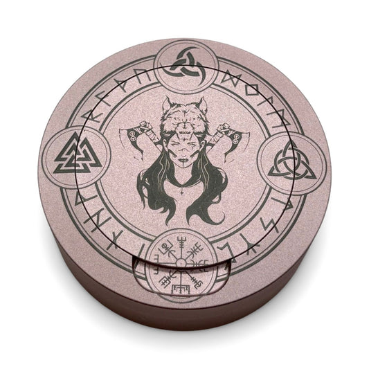 Snusdosa i rosa aluminium med kvinna viking symboler