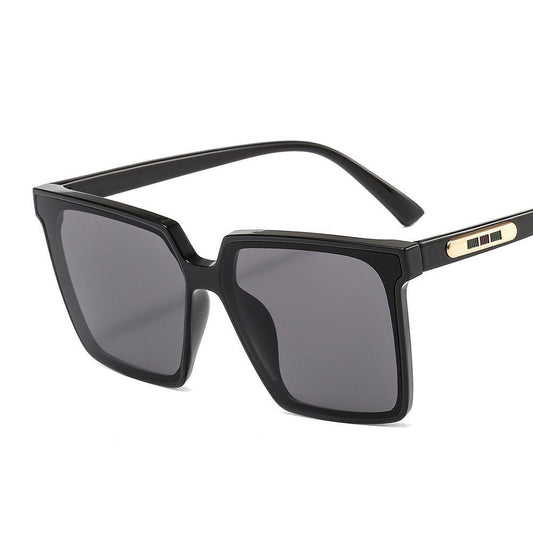 Sunglasses with rectangular frames in solid black Bianca