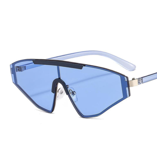 Sporty sunglasses with triangular frames in blue glass UV400