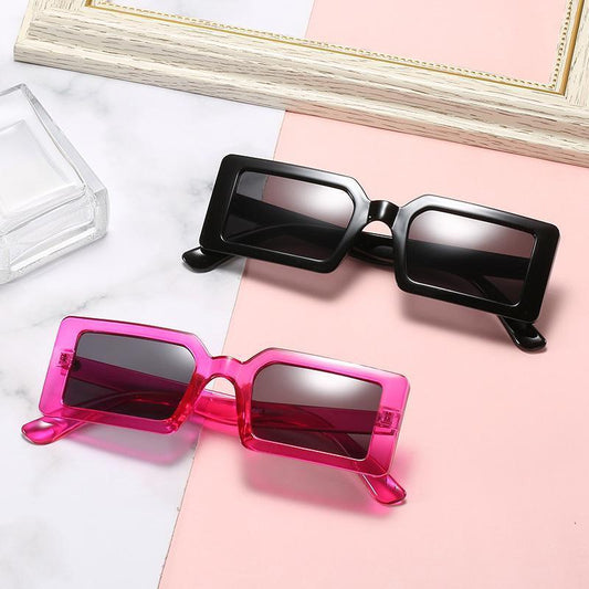 Trendy sunglasses with rectangular frames in pink black
