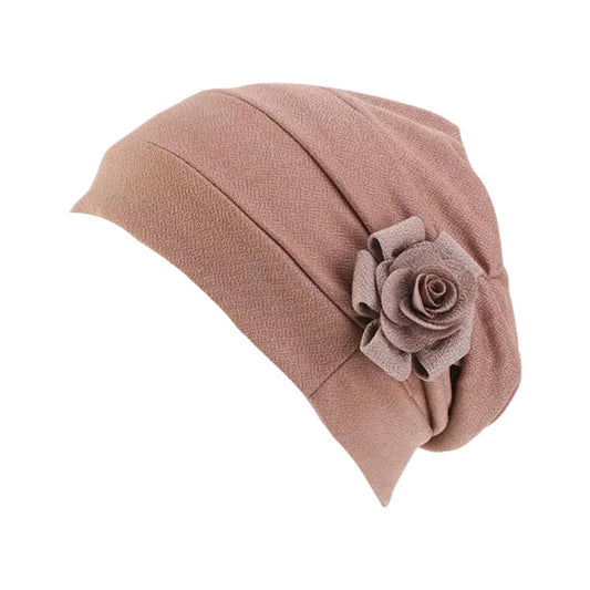 Turban mössa med vackrer blomma ros i beige khaki