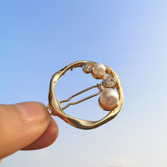 Beautiful hair clip with rhinestones and pearls in a circle