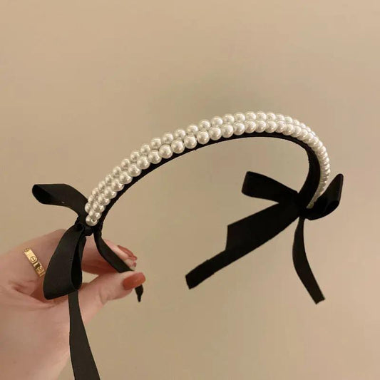 Vackert diadem med pärlor och svarta rosetter klassiskt