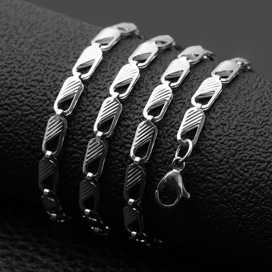 Välj bland flera modeller halsband kedjor i silver för män