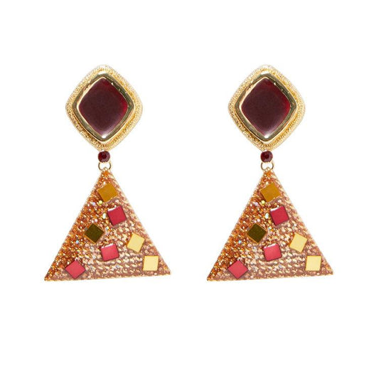 Earring in gold with colored stones in a triangle