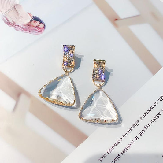 Beautiful transparent 18k gold earrings in crystal triangle