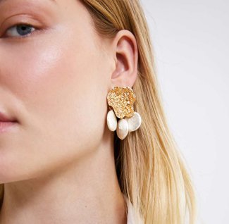 Earrings with gold and pearls