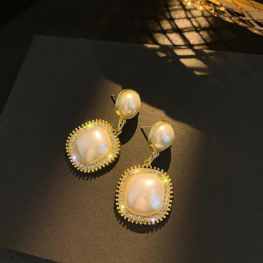 Baroque inspired earrings with pearls and rhinestone gold