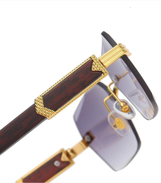 Detailed sunglasses with wooden details &amp; edges in golden brown