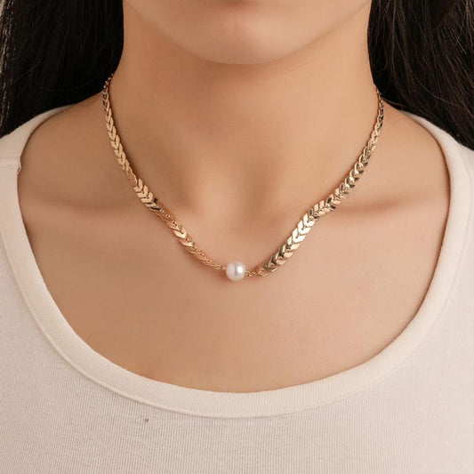 Elegant gold-plated necklace with pearl clavicle