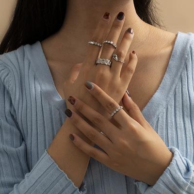 Elegant set m. 5 stk ringar i silver och kristall silverpläterad