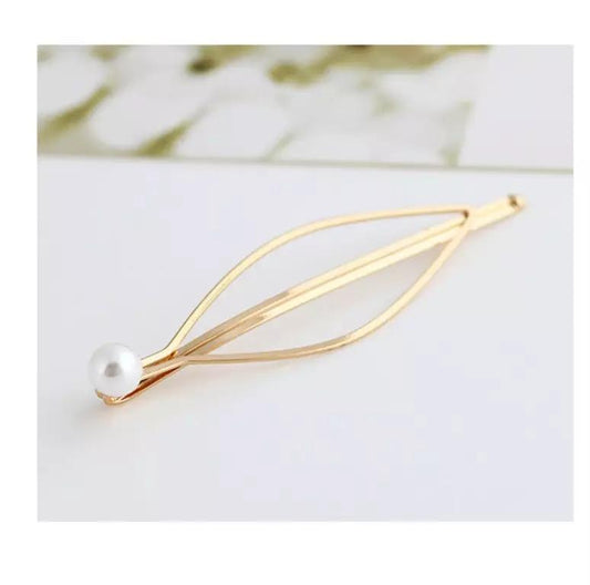 A hairpin clip in gold with pearl unique design