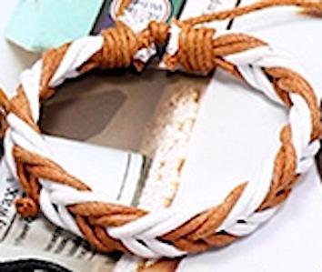 Flätat handgjort armband med vita och bruna snören