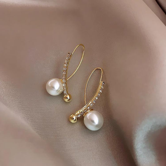 Guldpläterat örhänge med strass och pärlor