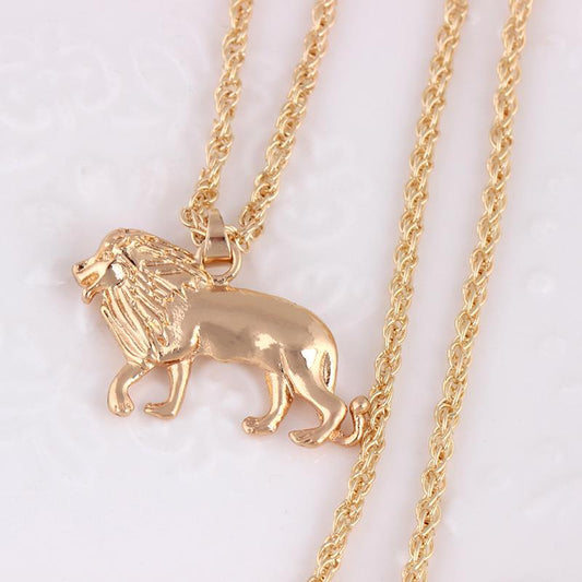 Halsband i guld med stort lejon och lång kedja