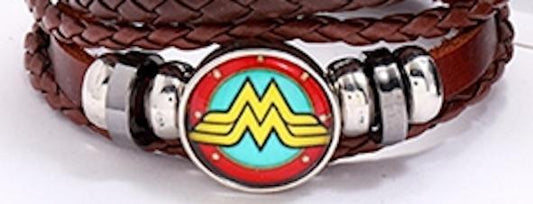 Handgjort armband brunt läder wonder woman symbol