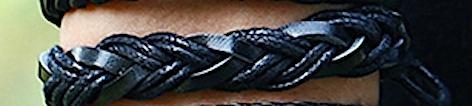 Handgjort armband i helsvart med både snören och läderband