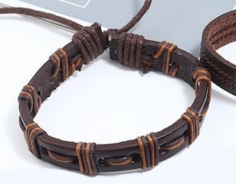 Handgjort armband i riktigt läder med band i vackra utformningar
