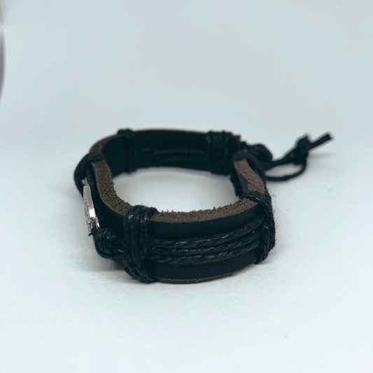 Handgjort armband i svart läder med ängel vinge