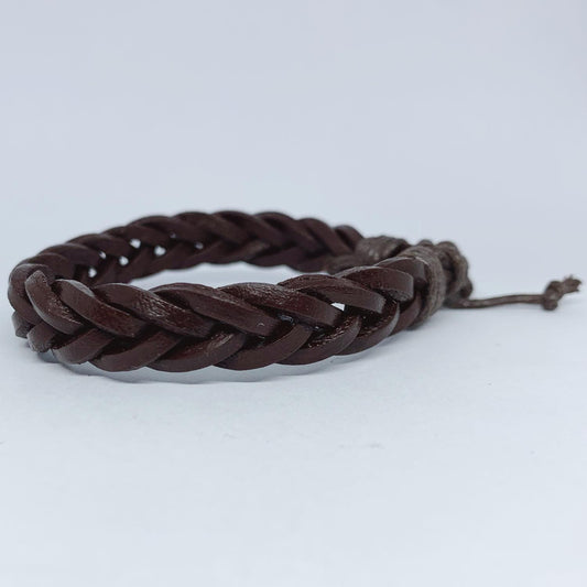 Handgjort flätat armband för män i brunt läder