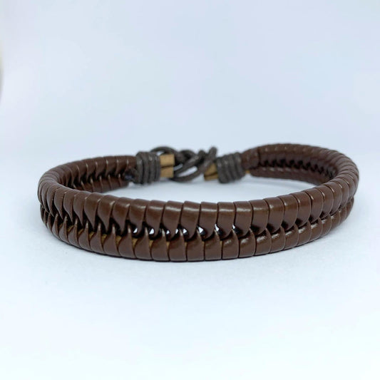 Handgjort flätat armband i brunt läder med knut
