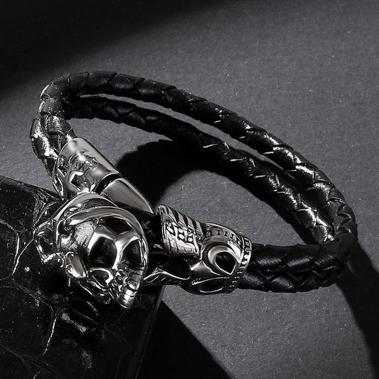 Handgjort flätat armband äkta läder med stor döskalle i silver
