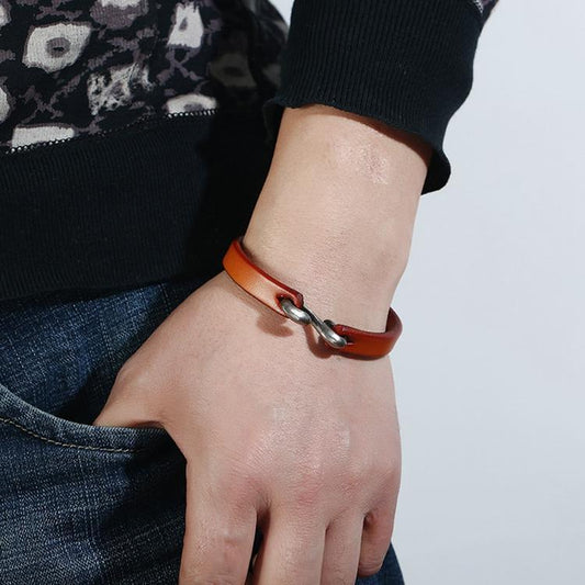 Handgjort minimalistiskt armband i äkta läder i autentisk stil