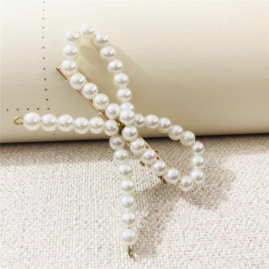 Hair clip with pearls in the shape of a bow