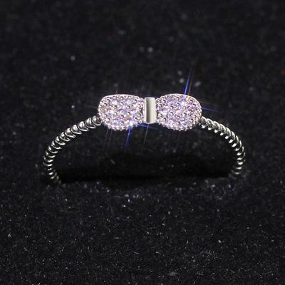 Liten elegant ring med rosett i zirkon-stenar