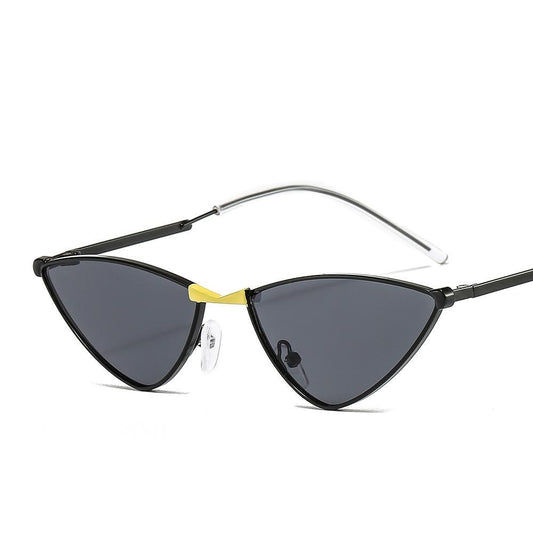 Minimalistiska svarta solglasögon med gulddetalj cat-eye