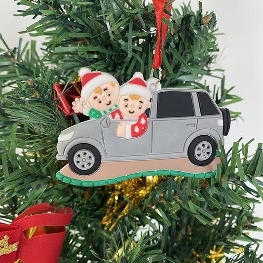 Rolig julgransdekoration tomtenissar åker bil jul gåva