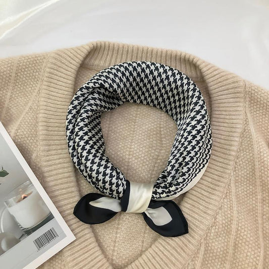 Scarf/Sjal i artificiellt silke svartvita rutor hundtands-mönster