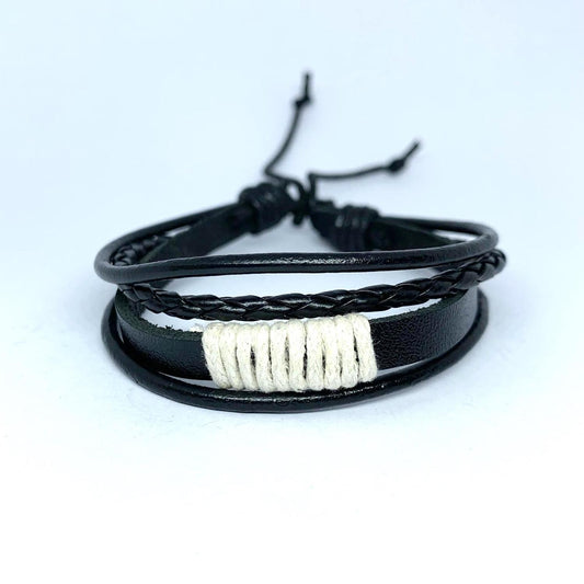Set á 4 stk handgjorda flätade armband i svart vit läder knut