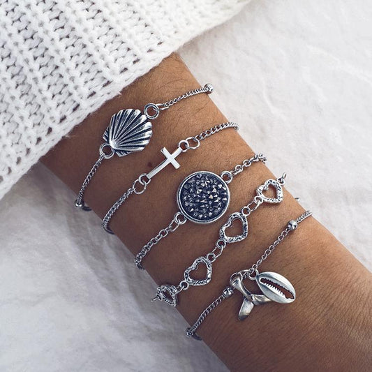 Set á 5 stk silverpläterade armband med snäckor, hjärtan, stenar