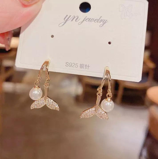 Söta örhängen fiskfena med pärla 925 silver nål strass