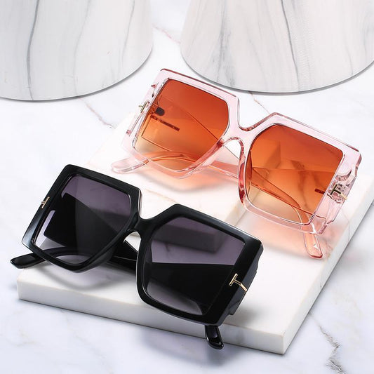 Large Sunglasses with a square frame and wide temples