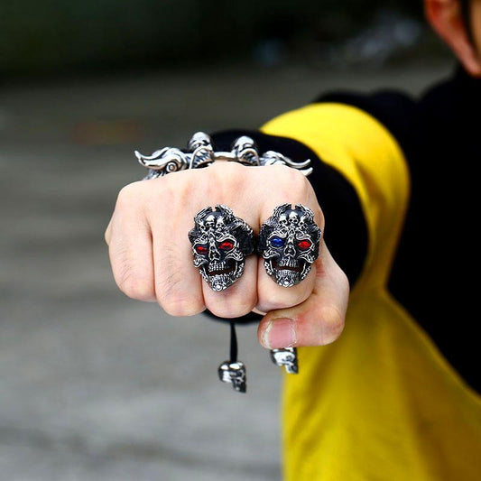 Stor ring dödskalle skelett med röda ögon rock punk