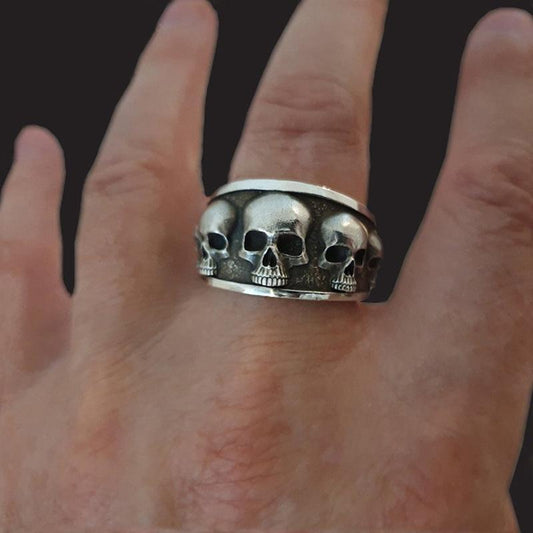 Stor ring med döskalle skelett svart vit rock punk