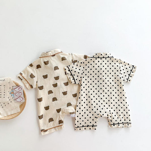 Söt shortsdress/pyjamas i tunt material med nallar eller prickar