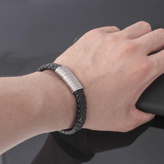Svart flätat armband till män med mönster